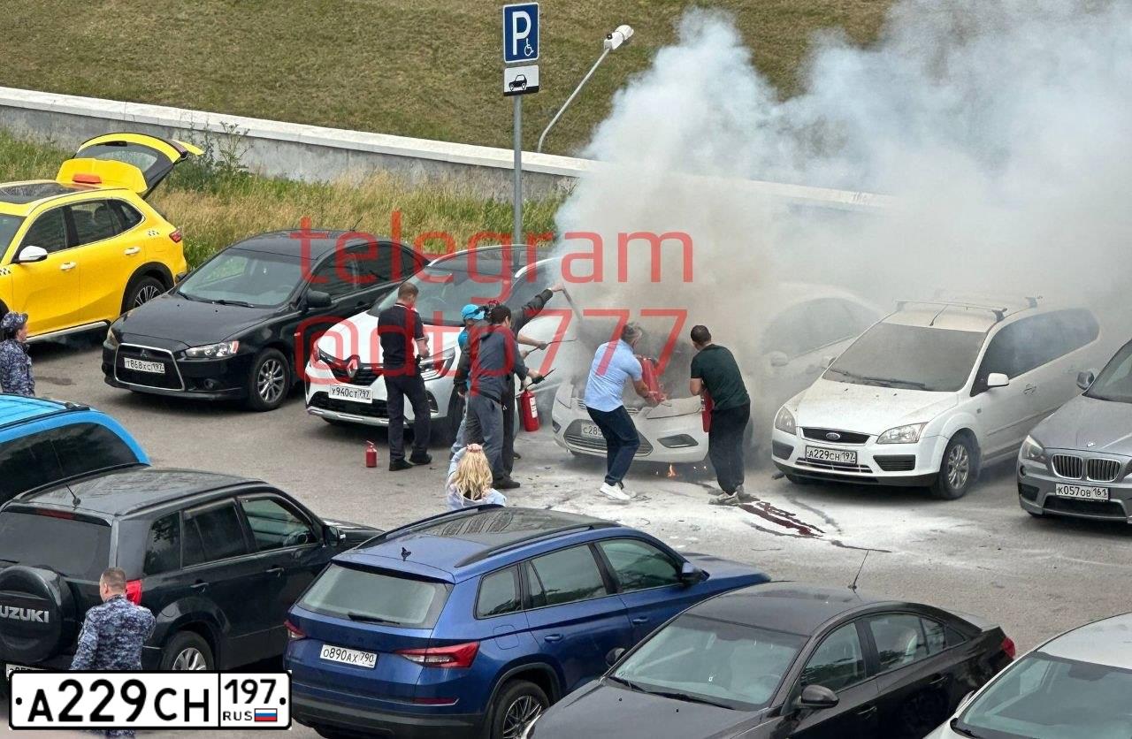 Фото автомобиля FORD FOCUS, 2007 — госномер А229СН197. Цвет: БЕЛЫЙ