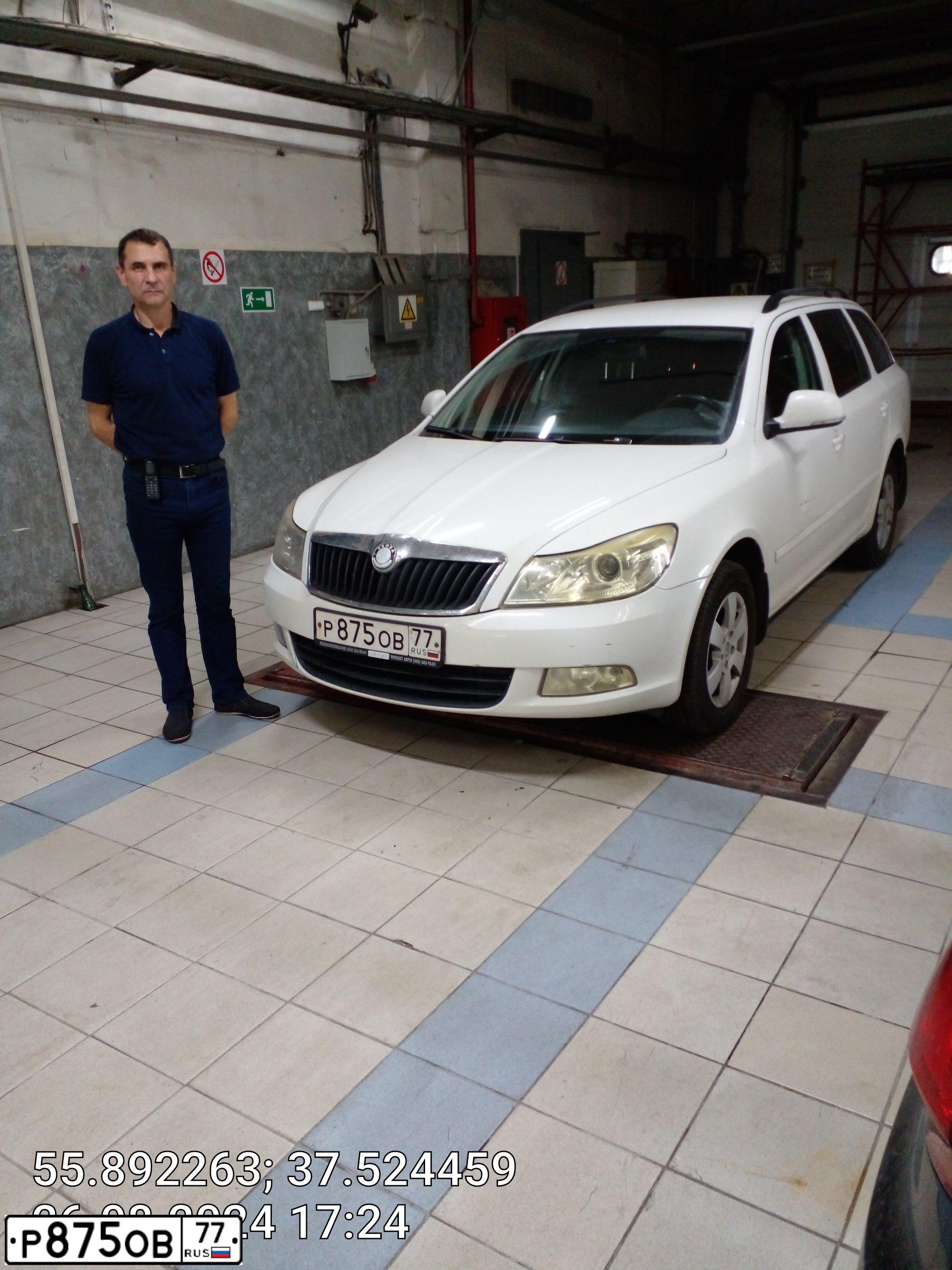 Фото автомобиля SKODA OCTAVIA, 2012 — госномер Р875ОВ77. Цвет: Белый
