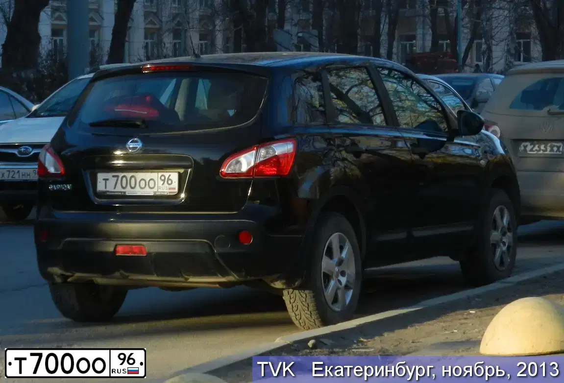Фото автомобиля NISSAN QASHQAI, 2011 — госномер Т700ОО96. Цвет: ЧЕРНЫЙ