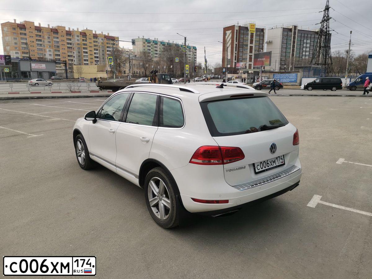 Фото автомобиля VOLKSWAGEN TOUAREG, 2011 — госномер В754ХК89. Цвет: Белый