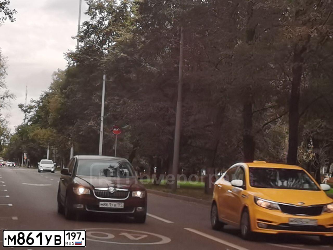 Фото автомобиля SKODA SUPERB, 2009 — госномер Н803ТС797. Цвет: ТЕМНО-БОРДОВЫЙ