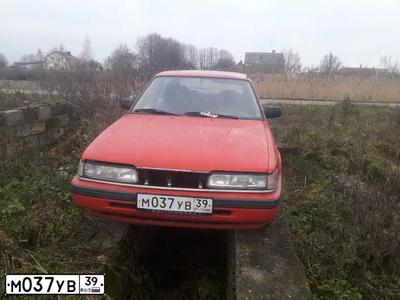 Фото автомобиля MAZDA 626, 1991 — госномер Т901ВН39. Цвет: Красный