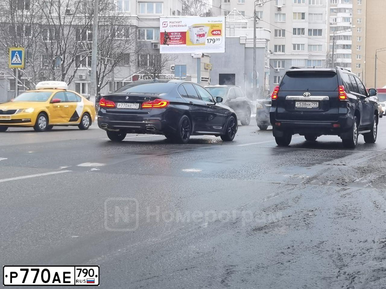Фото автомобиля BMW SERIE 5, 2020 — госномер Т674ВХ550. Цвет: ЧЕРНЫЙ