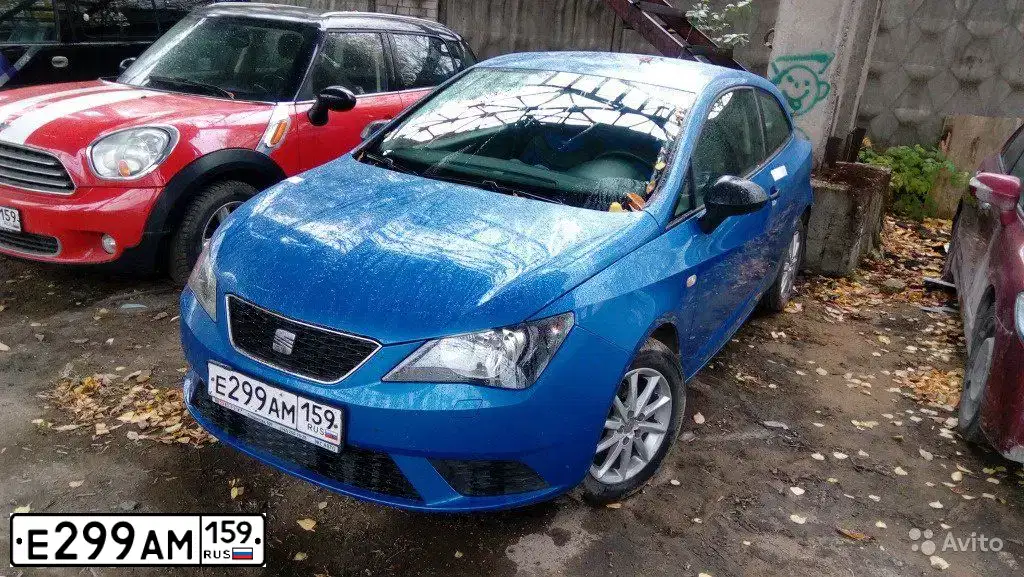 Фото автомобиля SEAT IBIZA, 2012 — госномер С611УЕ198. Цвет: синий