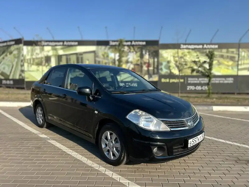 Фото автомобиля NISSAN TIIDA, 2007 — госномер А723НН180. Цвет: ЧЕРНЫЙ