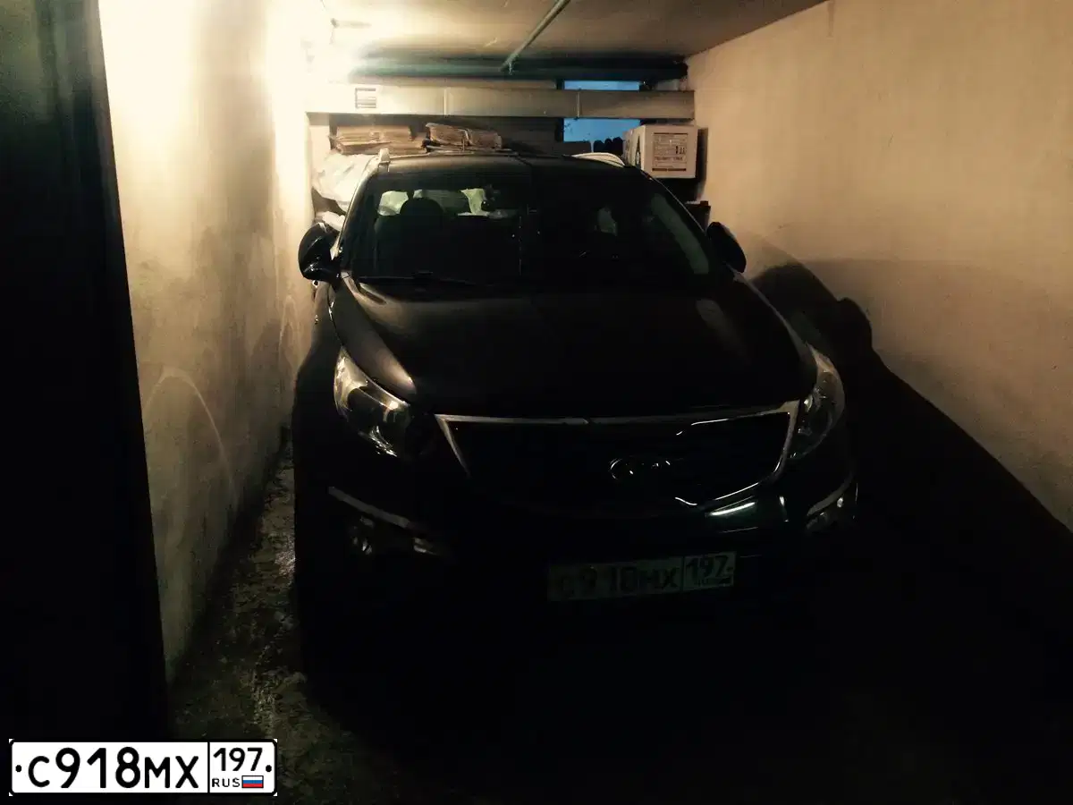 Фото автомобиля KIA SPORTAGE, 2011 — госномер Н557КХ142. Цвет: ЧЕРНЫЙ ПЕРЛАМУТР