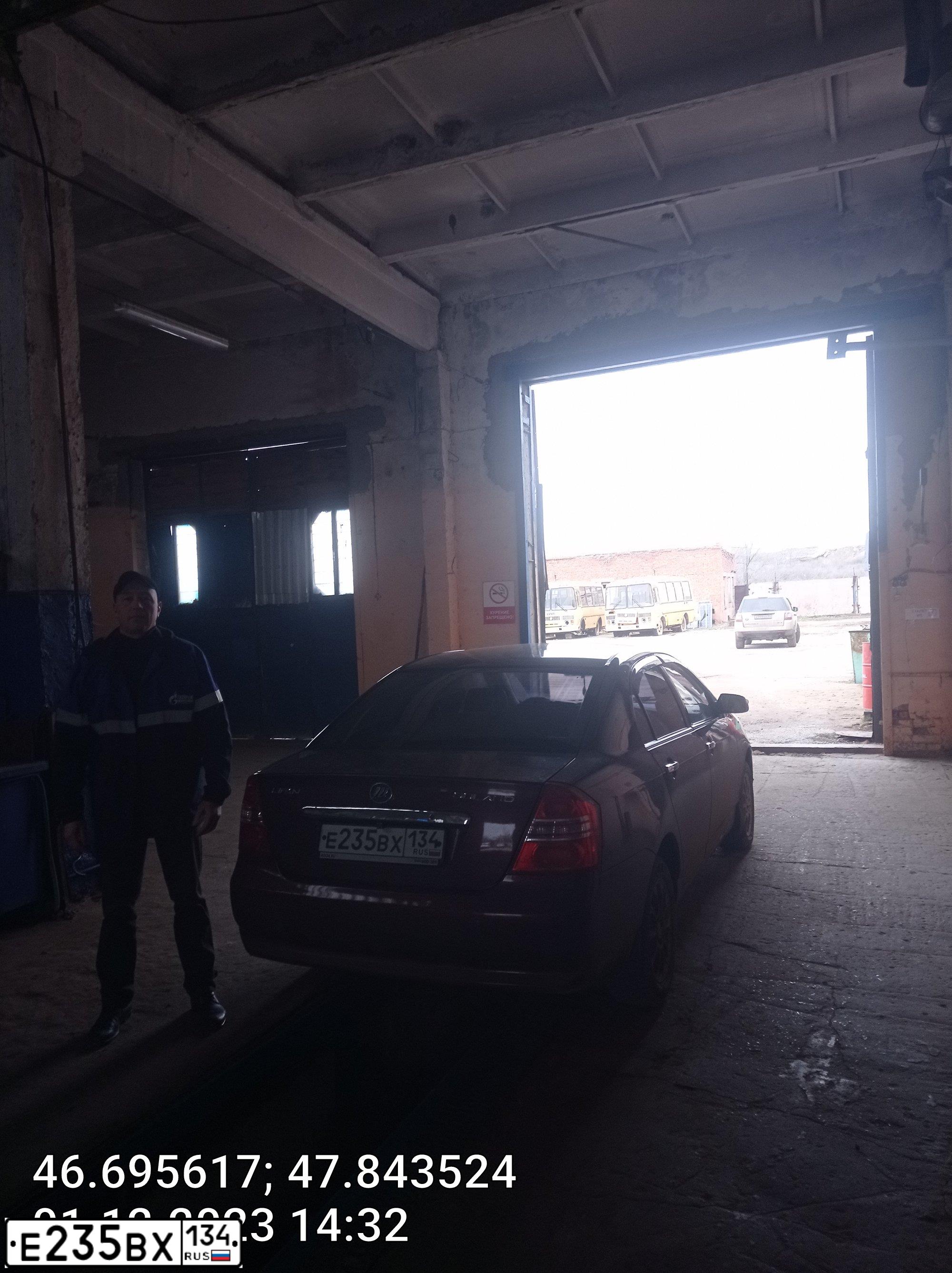 Фото автомобиля LIFAN SOLANO, 2011 — госномер Е235ВХ134. Цвет: ТЕМНО ВИШНЕВЫЙ