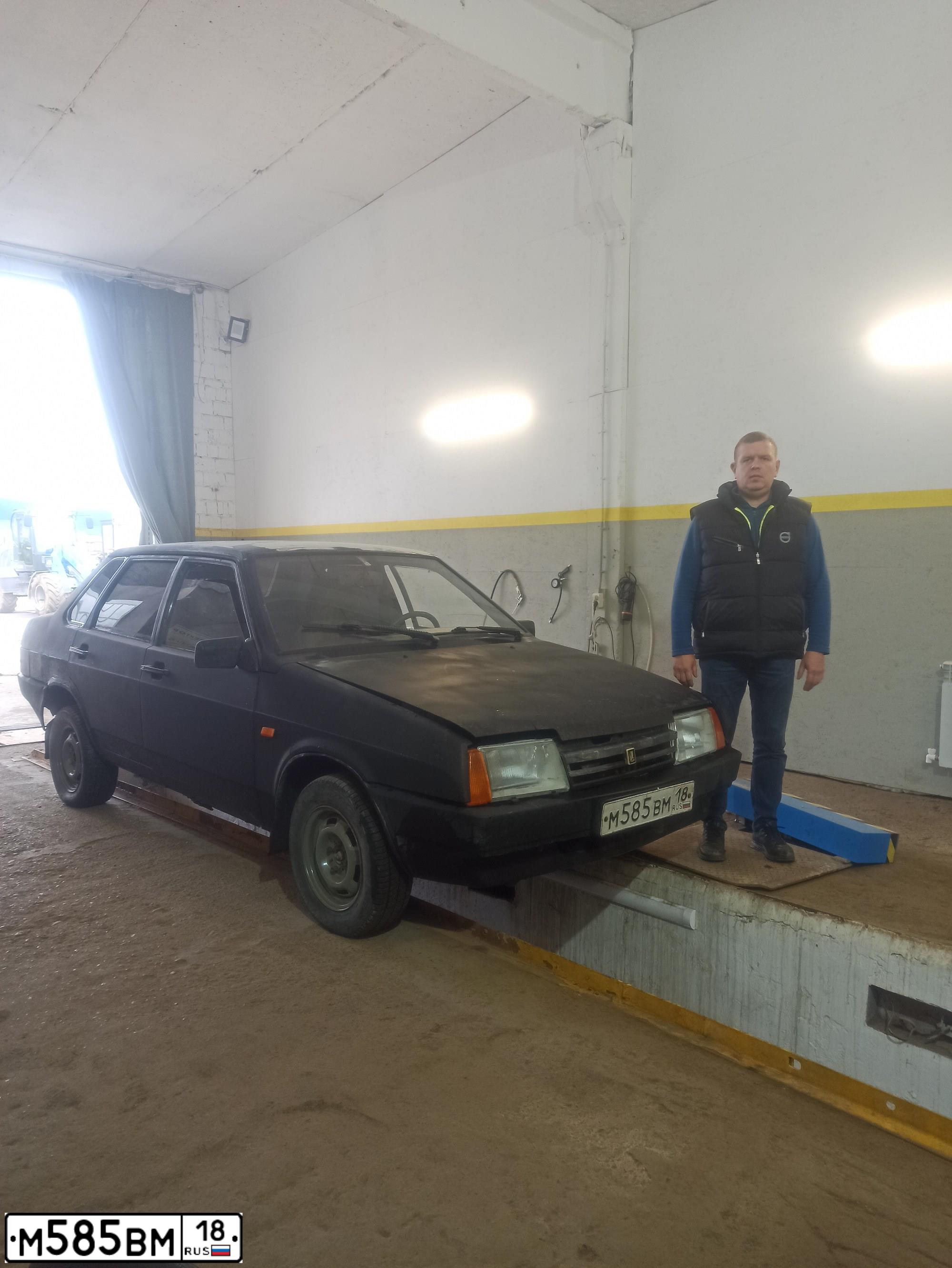 Фото автомобиля LADA 2109 SAMARA, 2003 — госномер М585ВМ18. Цвет: ГРАФИТОВЫЙ МЕТАЛЛ.