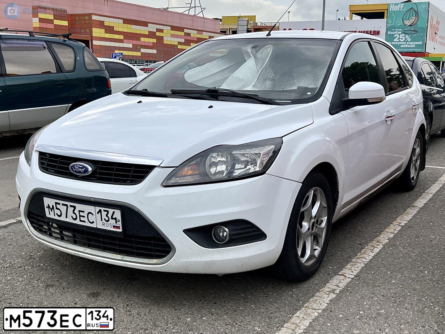 Фото автомобиля FORD FOCUS, 2010 — госномер М573ЕС134. Цвет: Белый