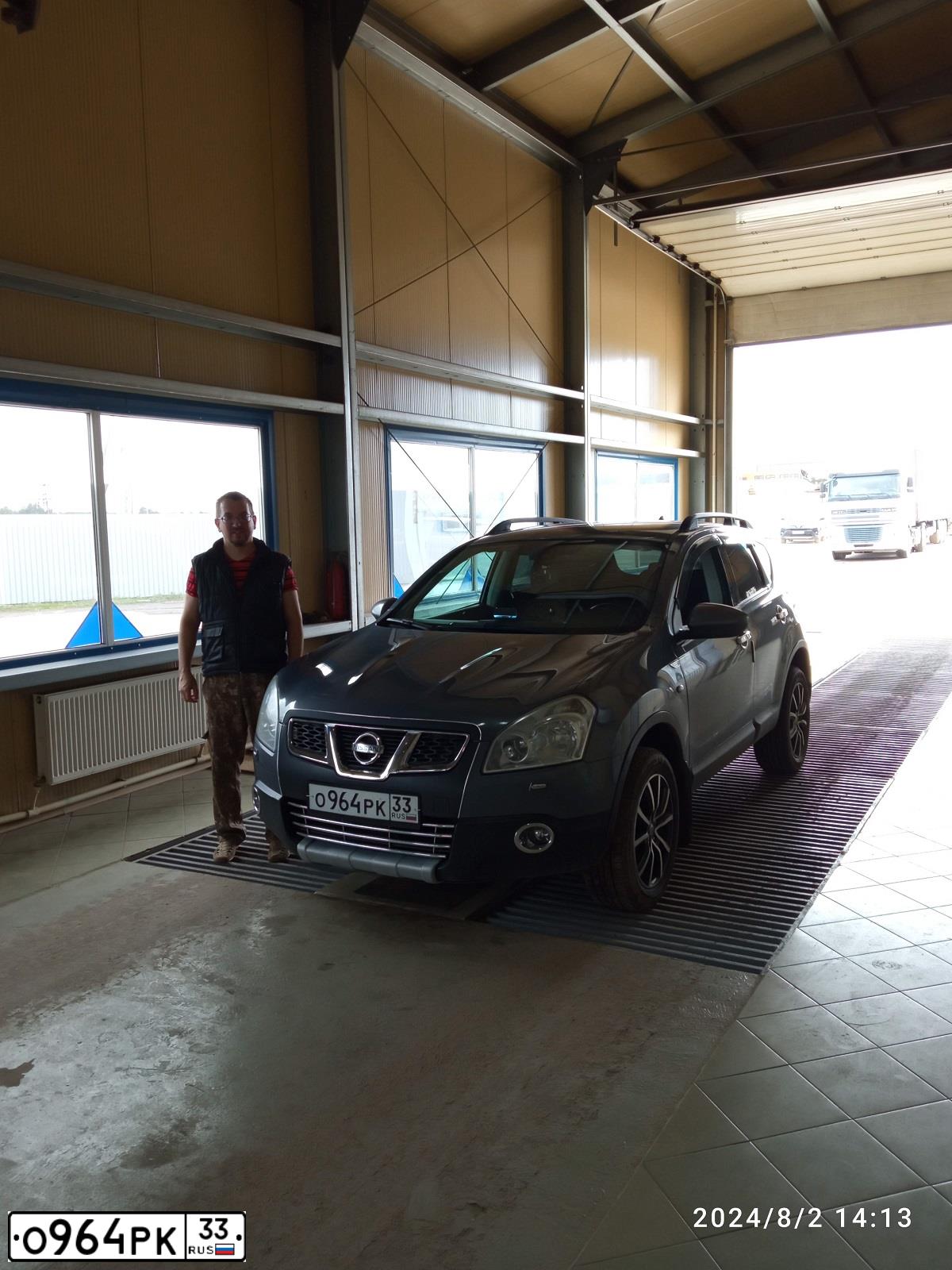 Фото автомобиля NISSAN QASHQAI, 2008 — госномер Т852МА33. Цвет: СЕРЫЙ