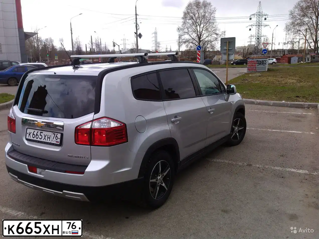 Фото автомобиля CHEVROLET ORLANDO, 2012 — госномер К665ХН76. Цвет: СВЕТЛО-СЕРЫЙ