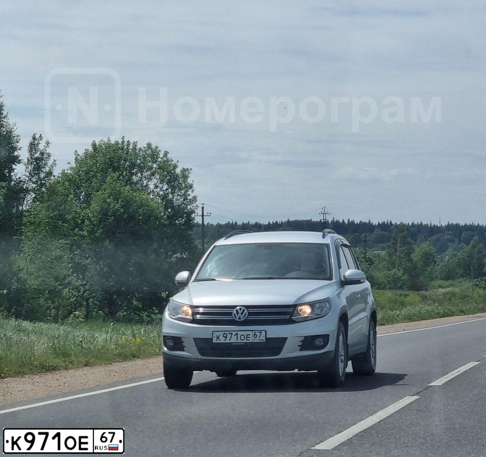 Фото автомобиля VOLKSWAGEN TIGUAN, 2012 — госномер К971ОЕ67. Цвет: Серебристый