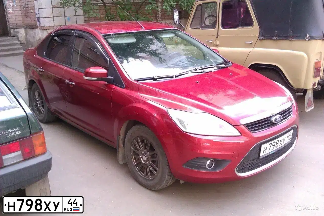 Фото автомобиля FORD FOCUS, 2009 — госномер А775КМ190. Цвет: КРАСНО-ОРАНЖЕВЫЙ