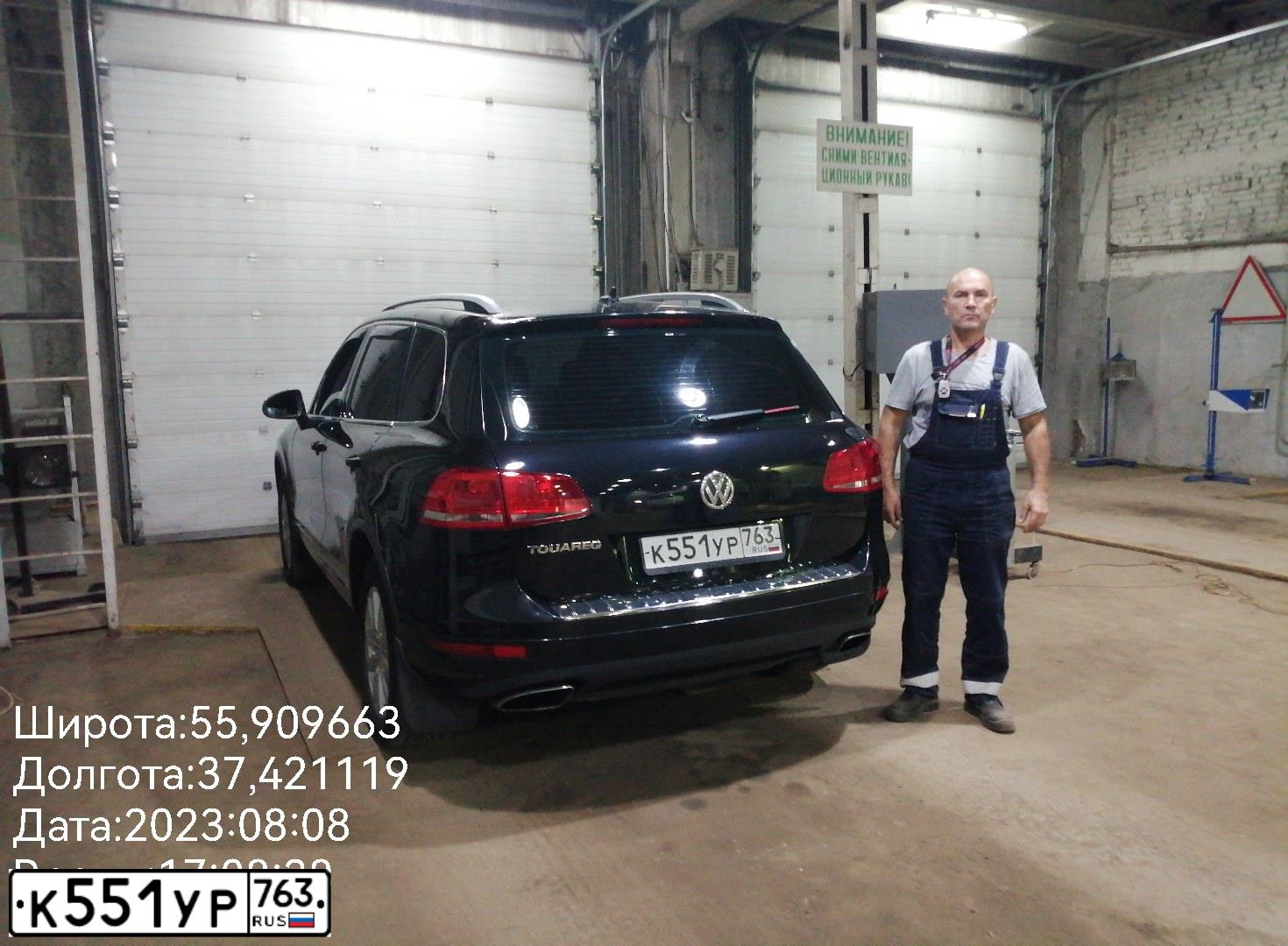 Фото автомобиля VOLKSWAGEN TOUAREG, 2011 — госномер Е148УН790. Цвет: ЧЕРНЫЙ