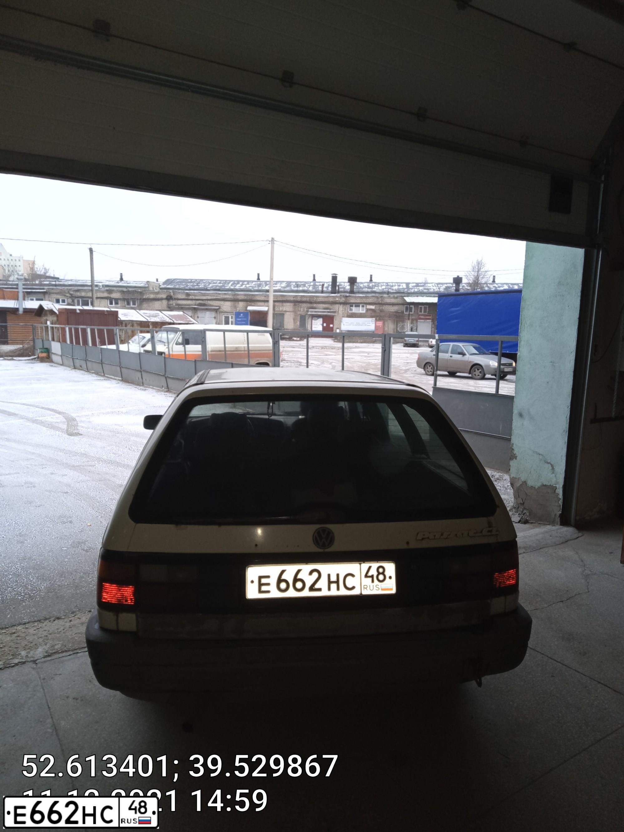 Фото автомобиля VOLKSWAGEN PASSAT, 1992 — госномер Е662НС48. Цвет: Белый