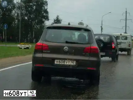 Фото автомобиля VOLKSWAGEN TIGUAN, 2015 — госномер Н608УТ40. Цвет: КОРИЧНЕВЫЙ