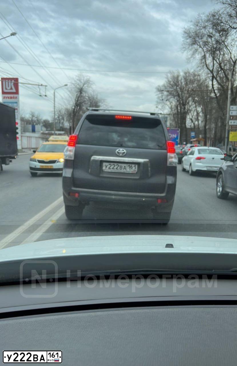 Фото автомобиля VOLKSWAGEN TOUAREG, 2007 — госномер У222ВА161. Цвет: СЕРЕБРИСТО - ЖЕЛТЫЙ