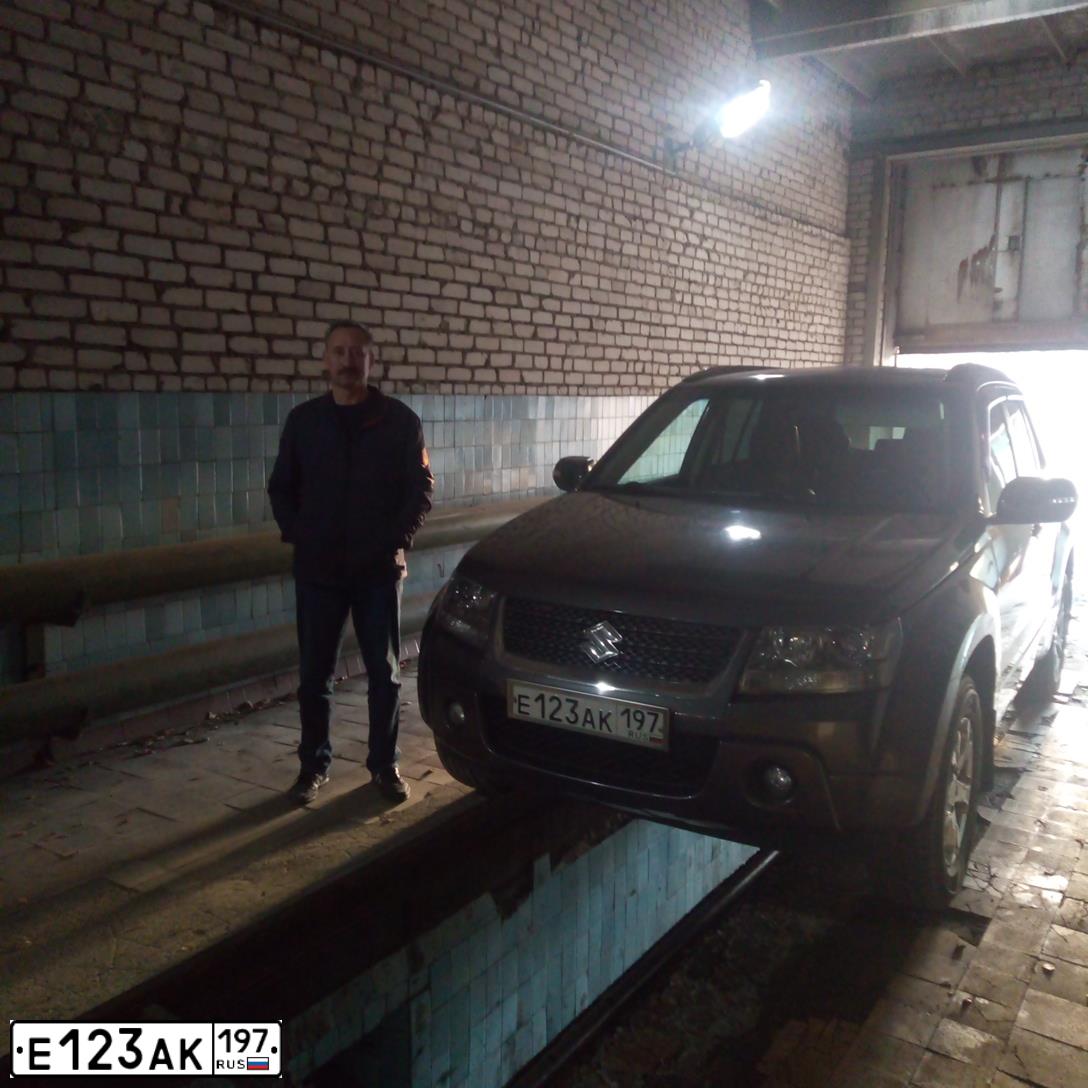Фото автомобиля SUZUKI /GRAND/ VITARA, 2010 — госномер Е123АК197. Цвет: Серый