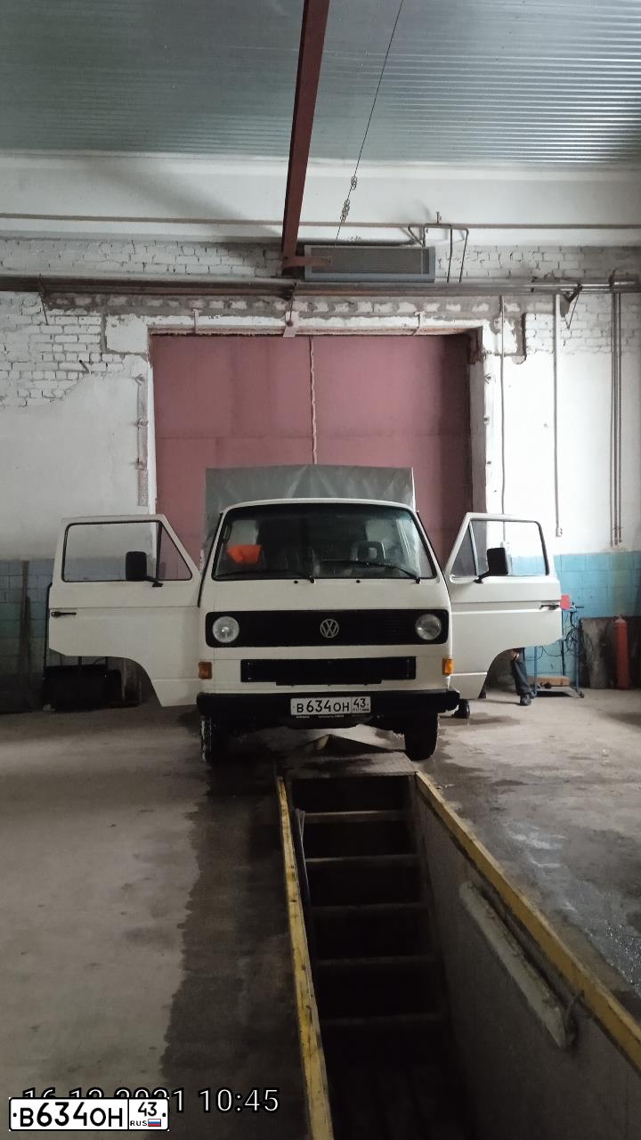 Фото автомобиля VOLKSWAGEN TRANSPORTER, 1992 — госномер В634ОН43. Цвет: БЕЛО ЗЕЛЕНЫЙ