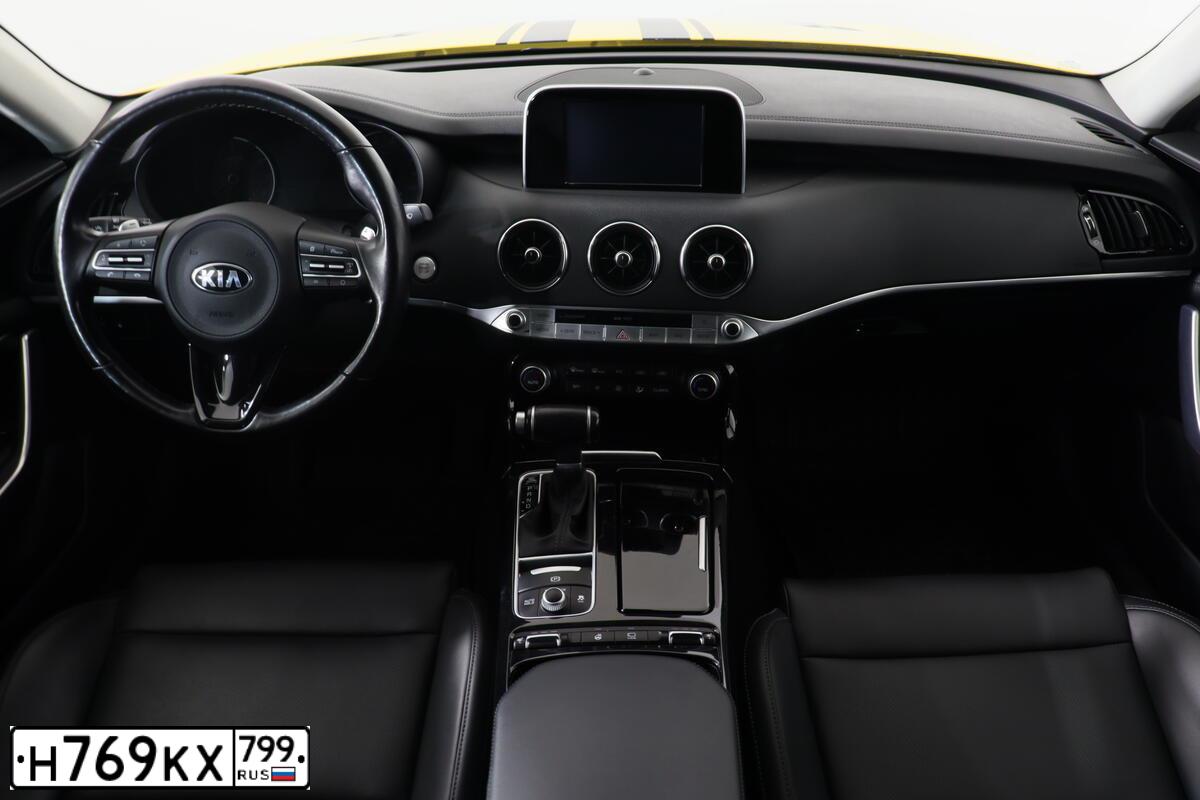 Фото автомобиля KIA STINGER, 2018 — госномер К088КК774. Цвет: ЖЁЛТЫЙ