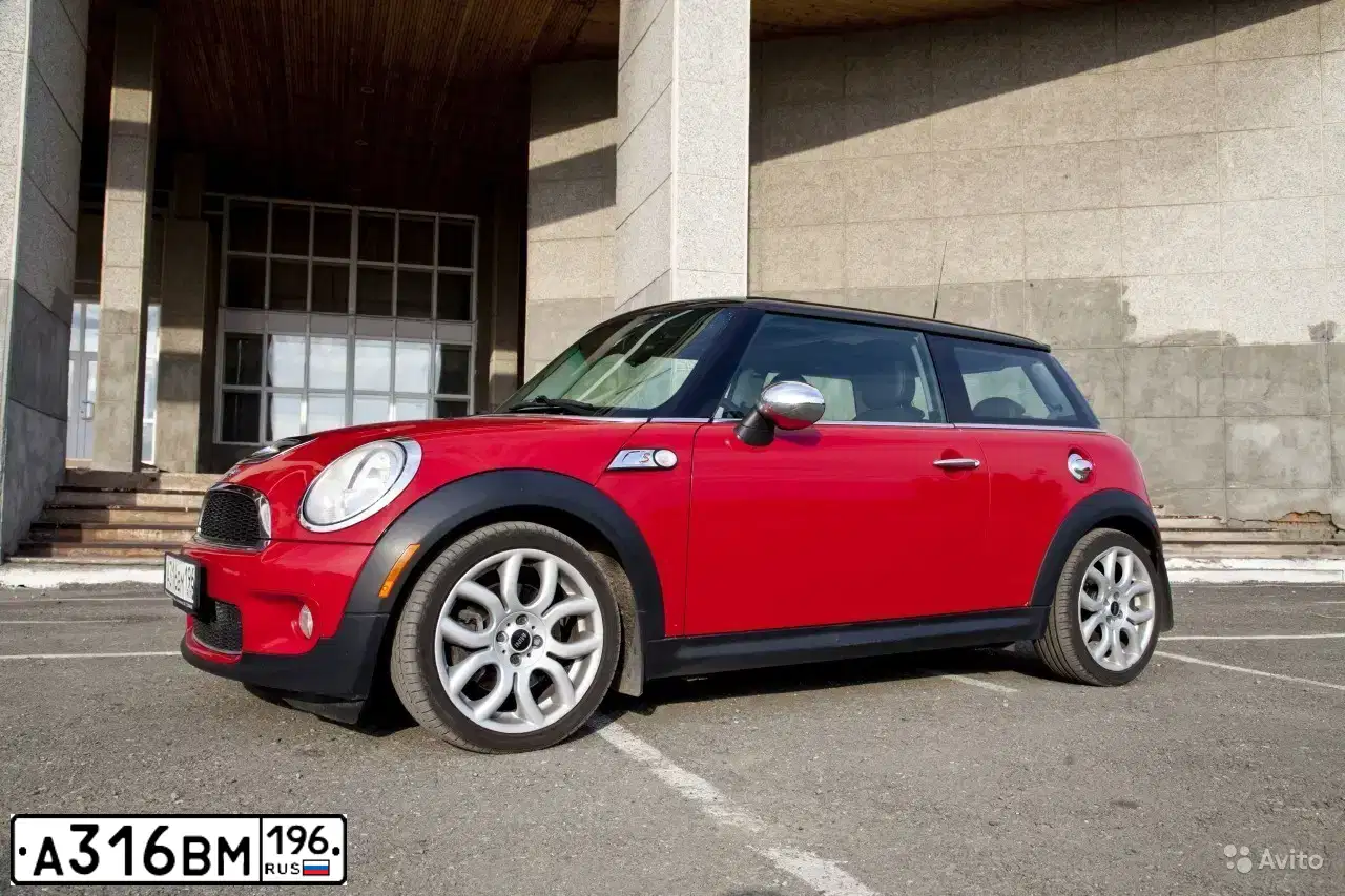 Фото автомобиля MINI МИНИ КУПЕР, 2007 — госномер Х053АМ59. Цвет: КРАСНЫЙ
