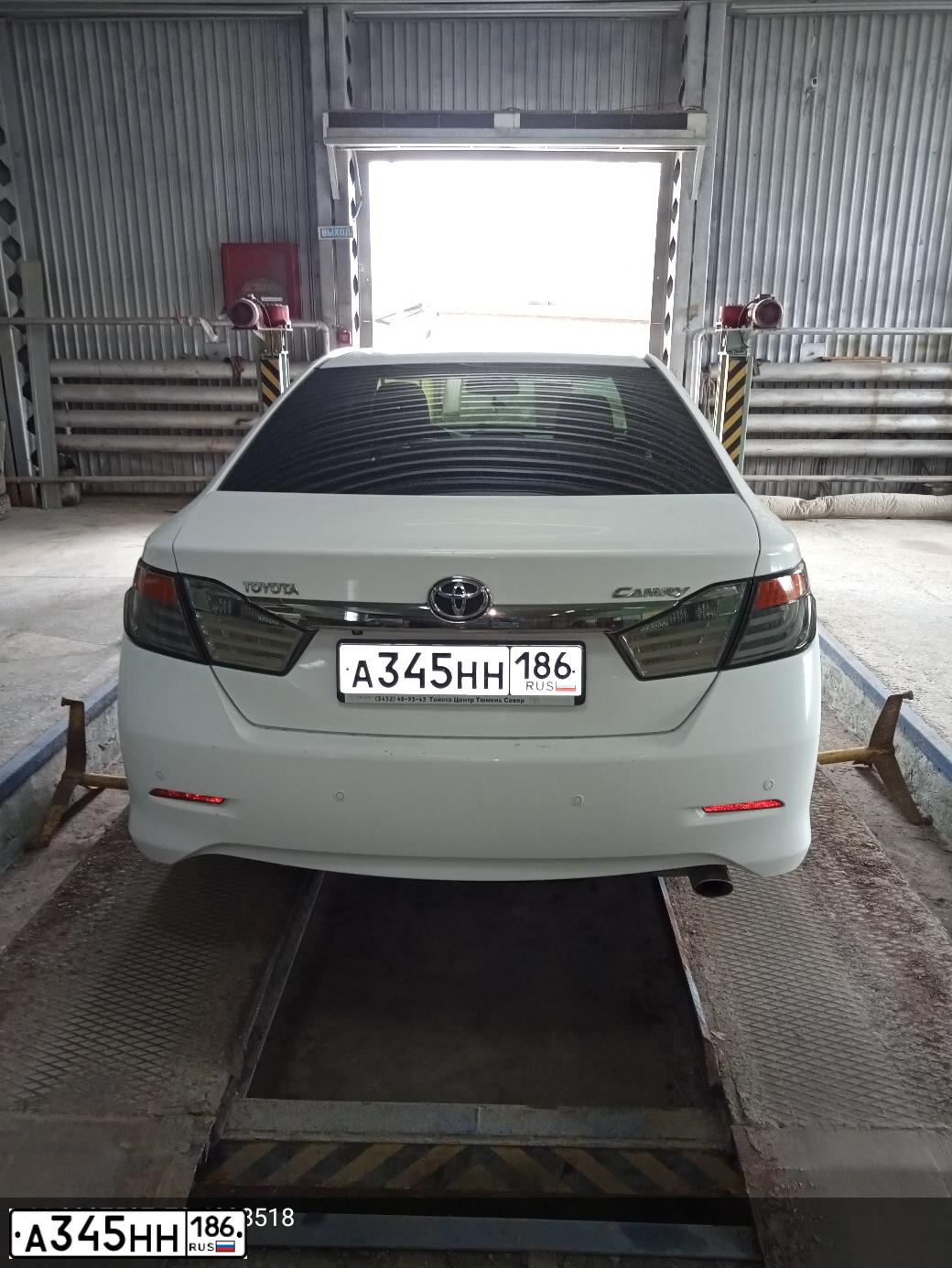 Фото автомобиля TOYOTA CAMRY, 2013 — госномер А345НН186. Цвет: БЕЛЫЙ