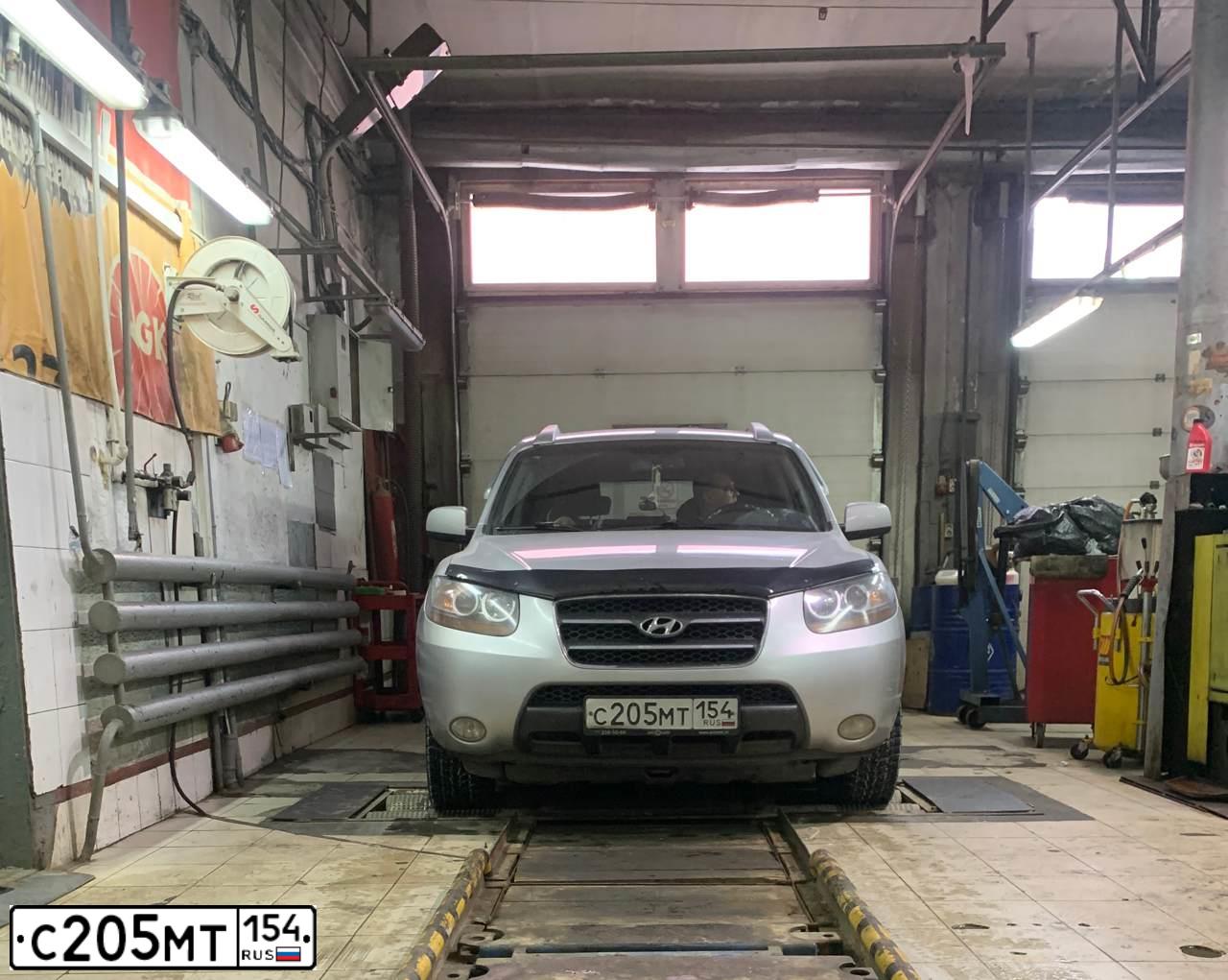 Фото автомобиля HYUNDAI SANTA FE, 2007 — госномер А890АС154. Цвет: СЕРЫЙ