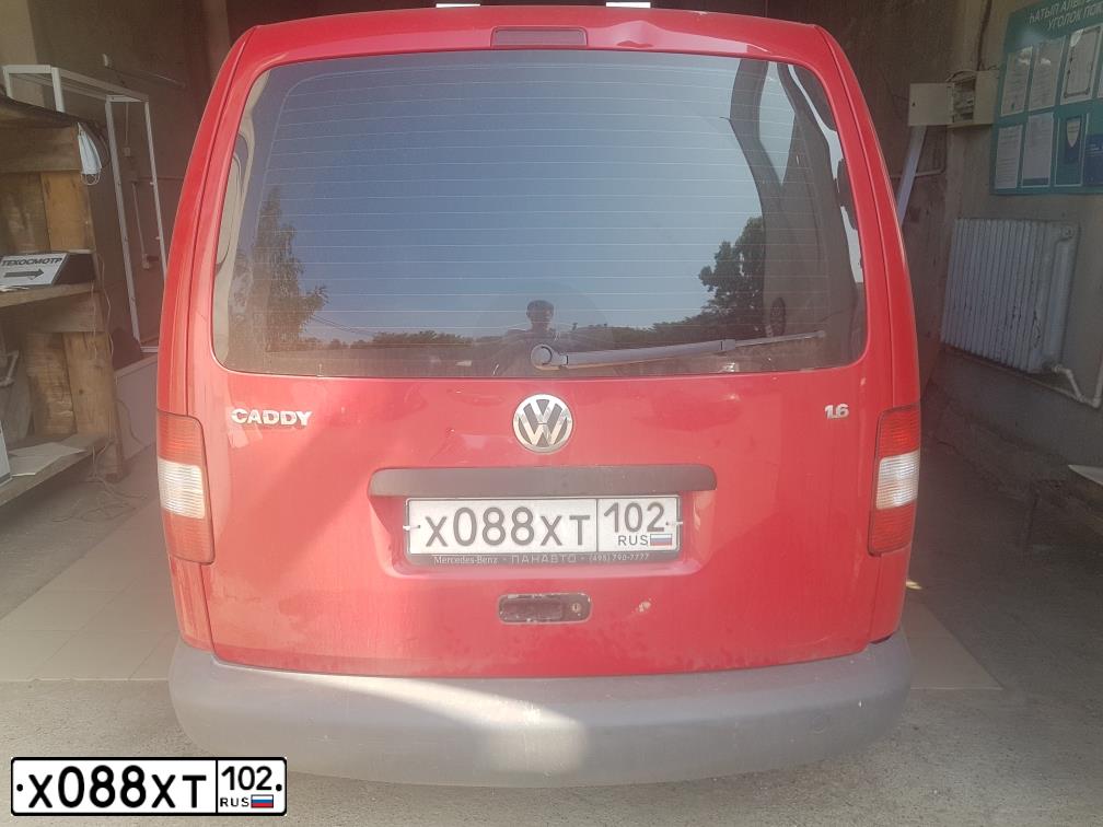 Фото автомобиля VOLKSWAGEN CADDY, 2007 — госномер Е035КА777. Цвет: КРАСНЫЙ