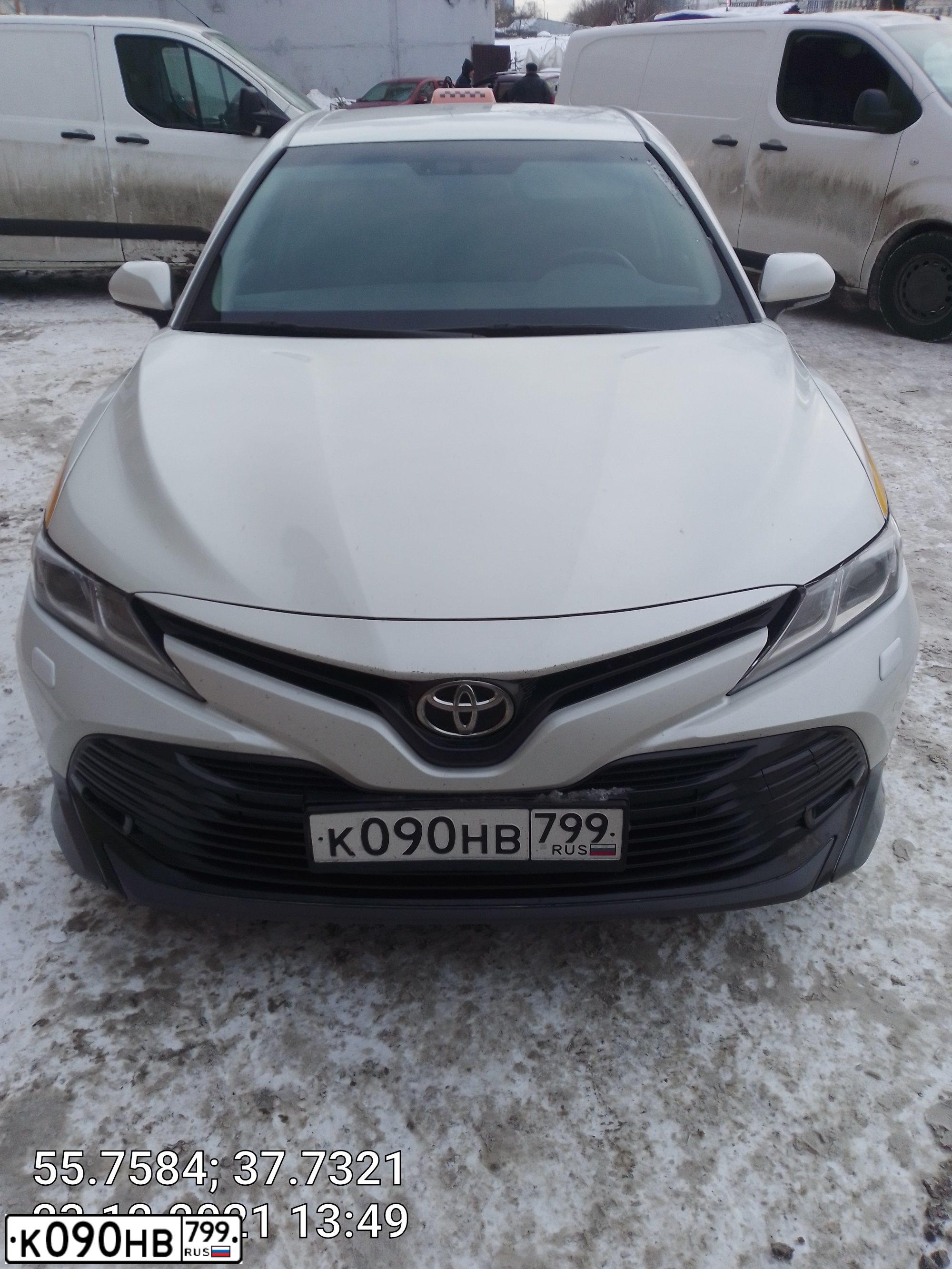 Фото автомобиля TOYOTA CAMRY, 2018 — госномер К090НВ799. Цвет: БЕЛЫЙ ЖЕЛТЫЙ СЕРЫЙ