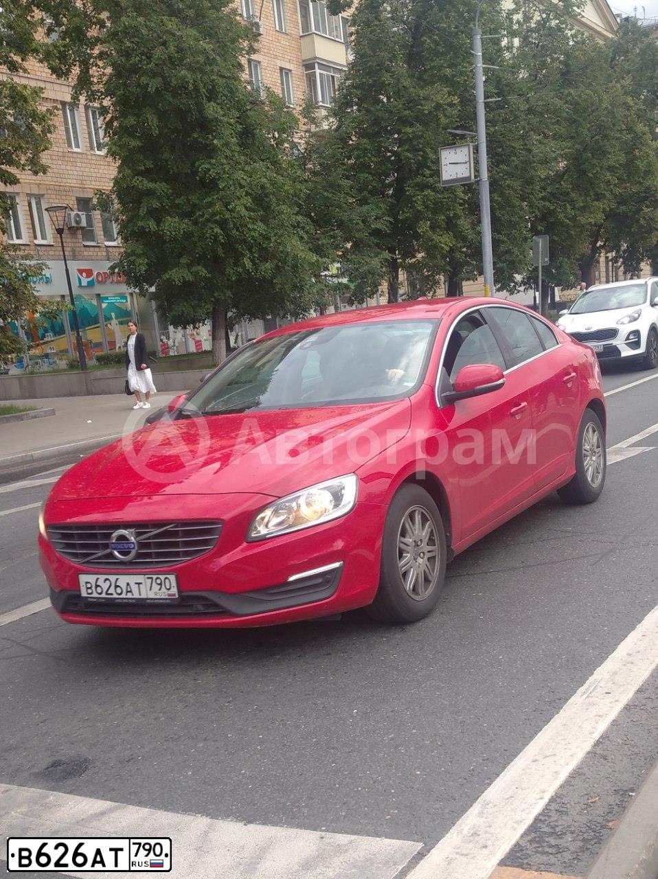Фото автомобиля VOLVO S60, 2017 — госномер В626АТ790. Цвет: Красный