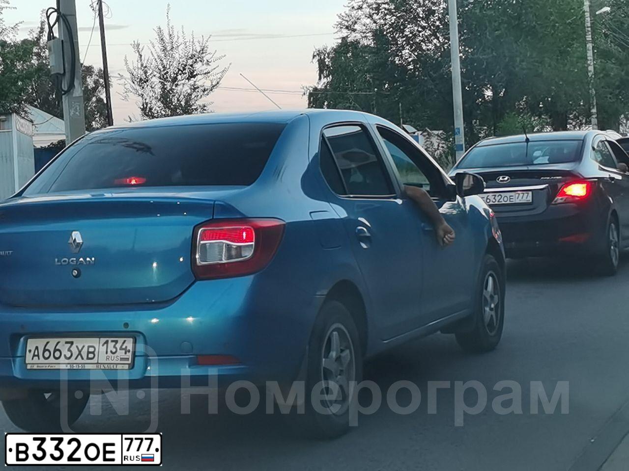 Фото автомобиля FORD FOCUS, 2015 — госномер В332ОЕ777. Цвет: Белый