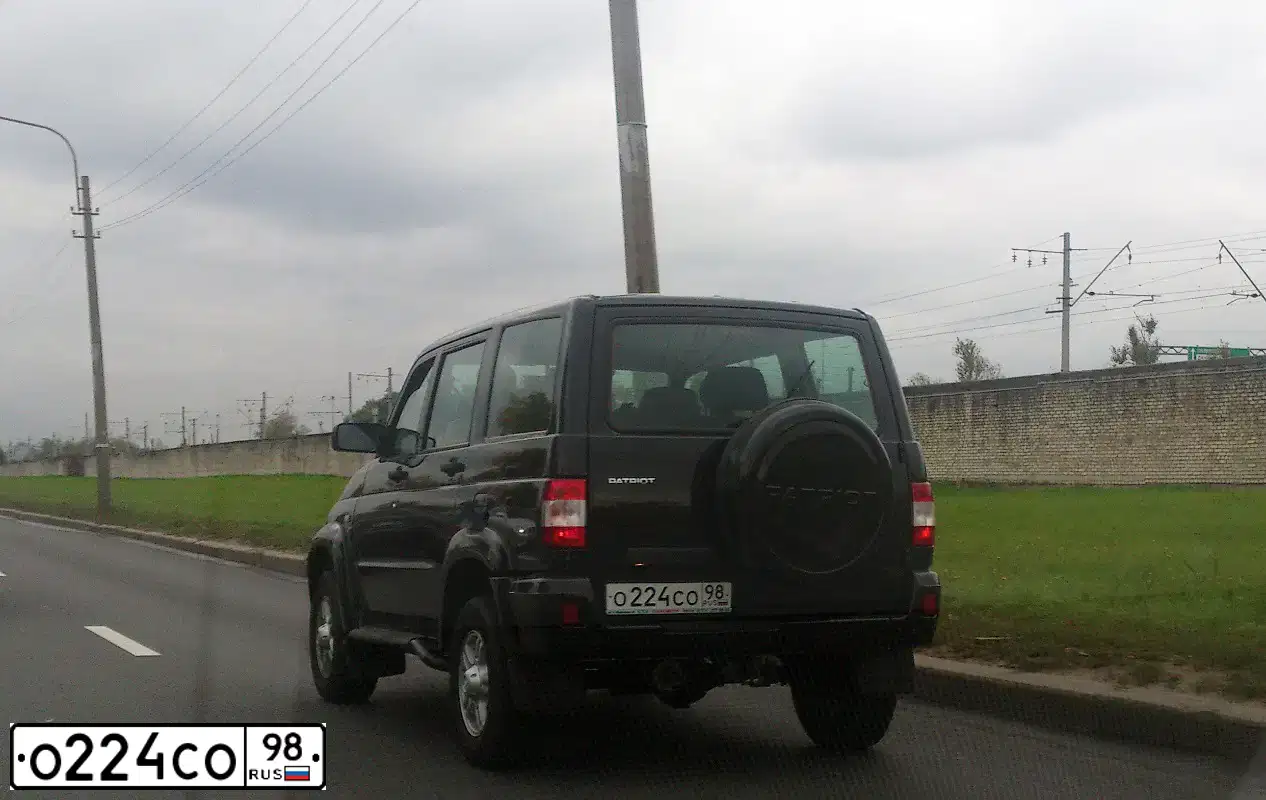 Фото автомобиля UAZ 3163 PATRIOT, 2013 — госномер О224СО98. Цвет: АВАНТЮРИН МЕТАЛЛИК