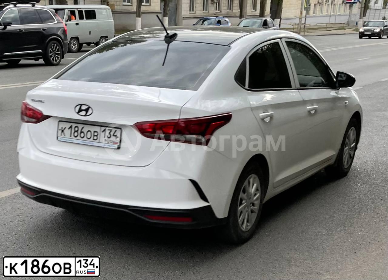 Фото автомобиля HYUNDAI SOLARIS, 2021 — госномер К186ОВ134. Цвет: Белый