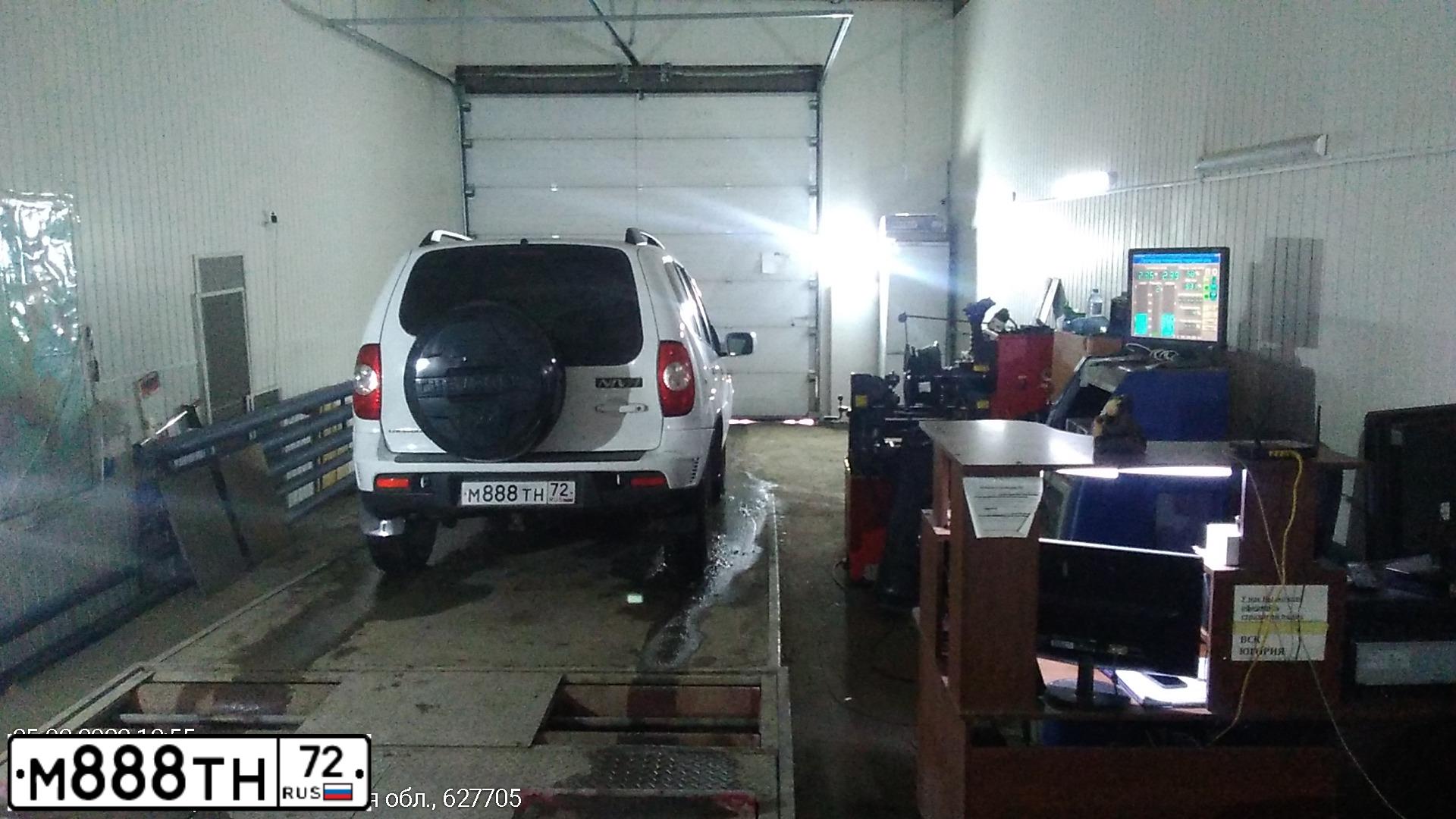 Фото автомобиля CHEVROLET NIVA, 2010 — госномер М888ТН72. Цвет: ЯРКО БЕЛЫЙ