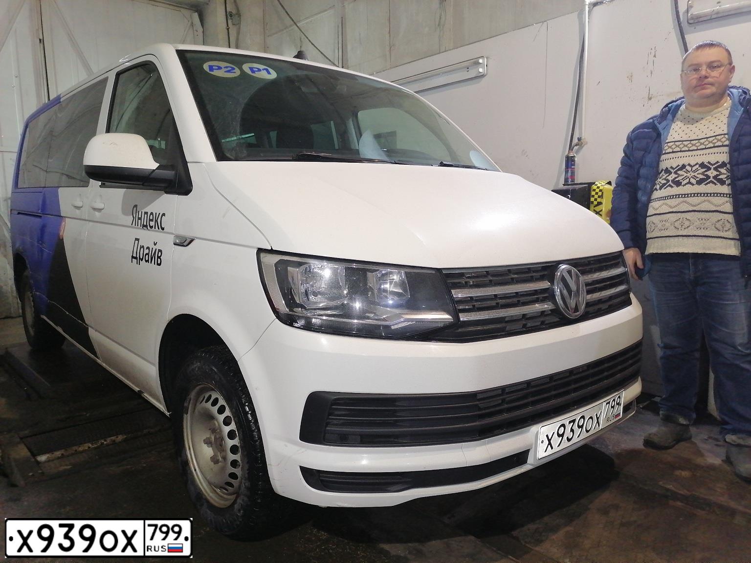 Фото автомобиля VOLKSWAGEN CARAVELLE, 2019 — госномер Х939ОХ799. Цвет: СИНЕ-БЕЛЫЙ