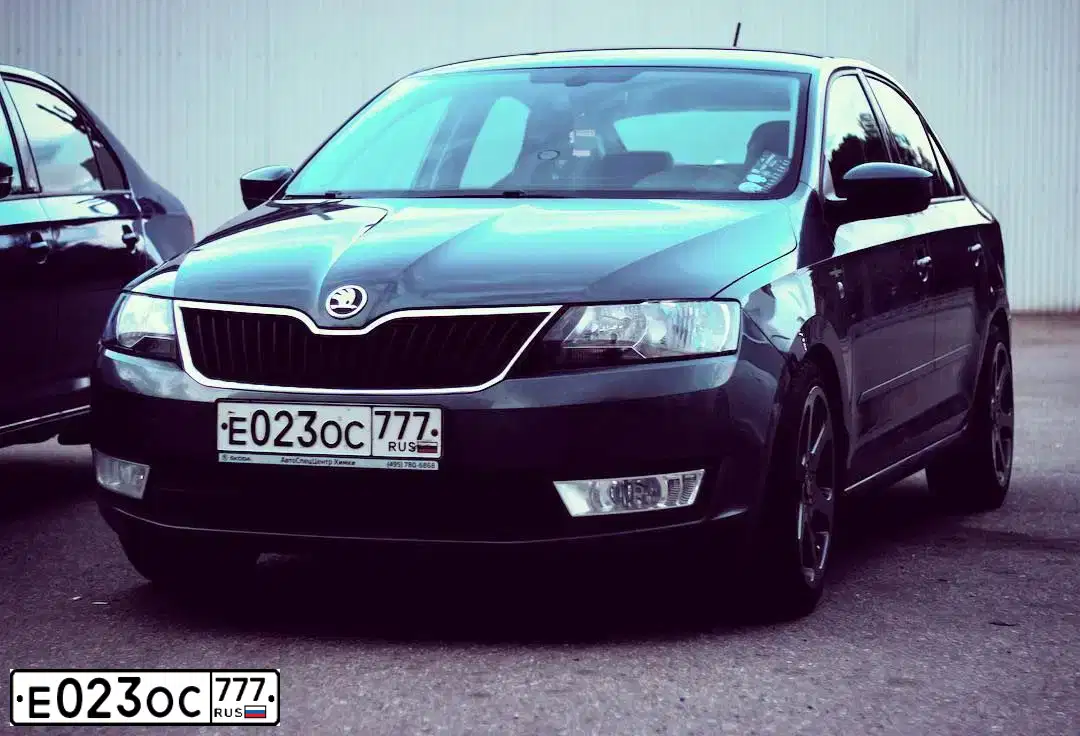 Фото автомобиля SKODA RAPID, 2015 — госномер Е023ОС777. Цвет: СЕРЫЙ ТЕМНЫЙ