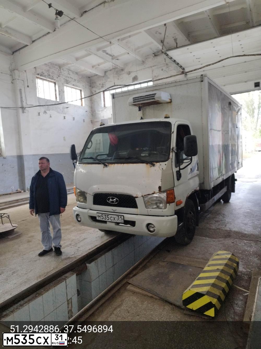 Фото автомобиля HYUNDAI MIGHTY, 2008 — госномер М535СХ31. Цвет: Белый
