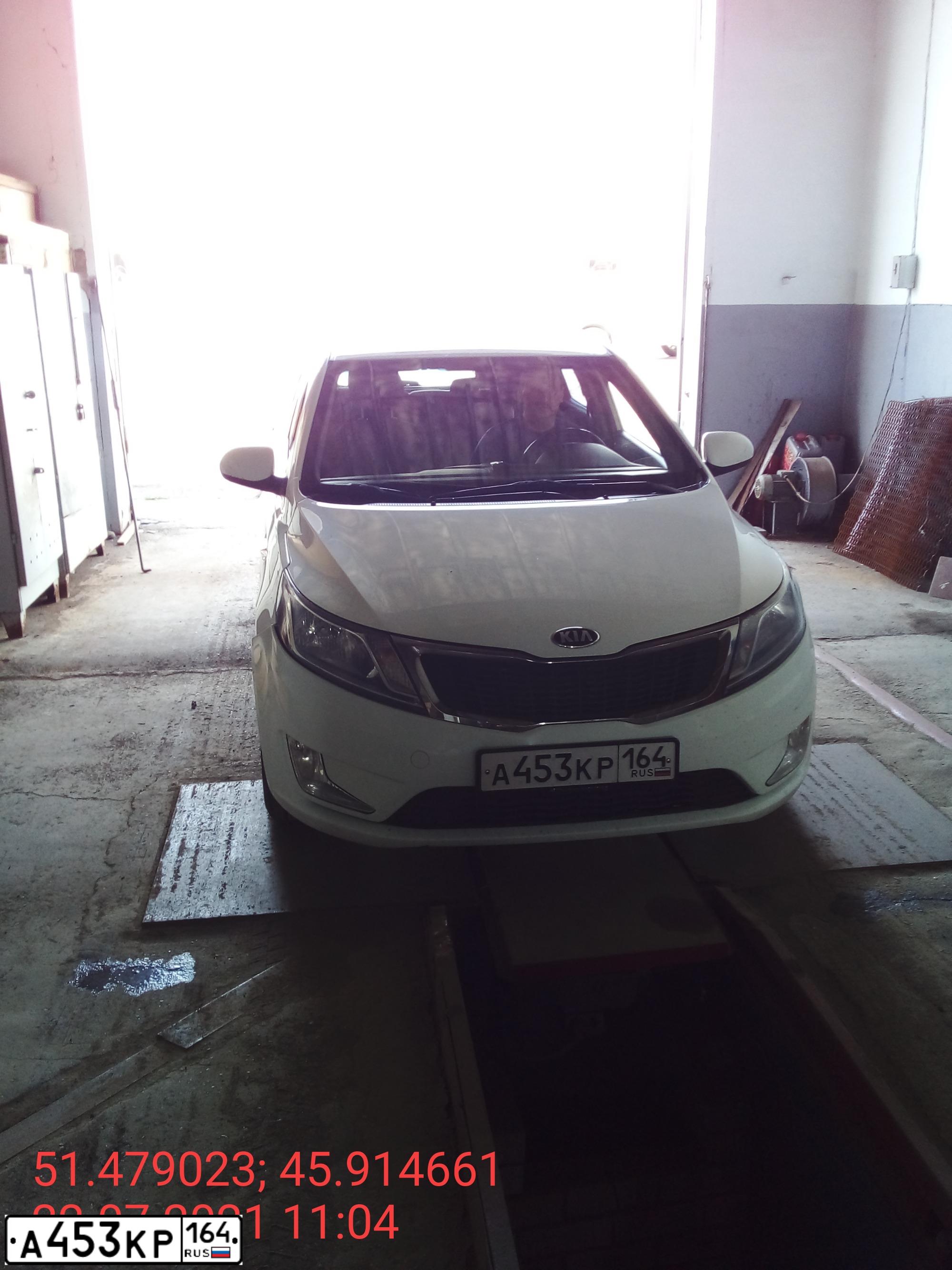 Фото автомобиля KIA RIO, 2014 — госномер А453КР164. Цвет: БЕЛЫЙ