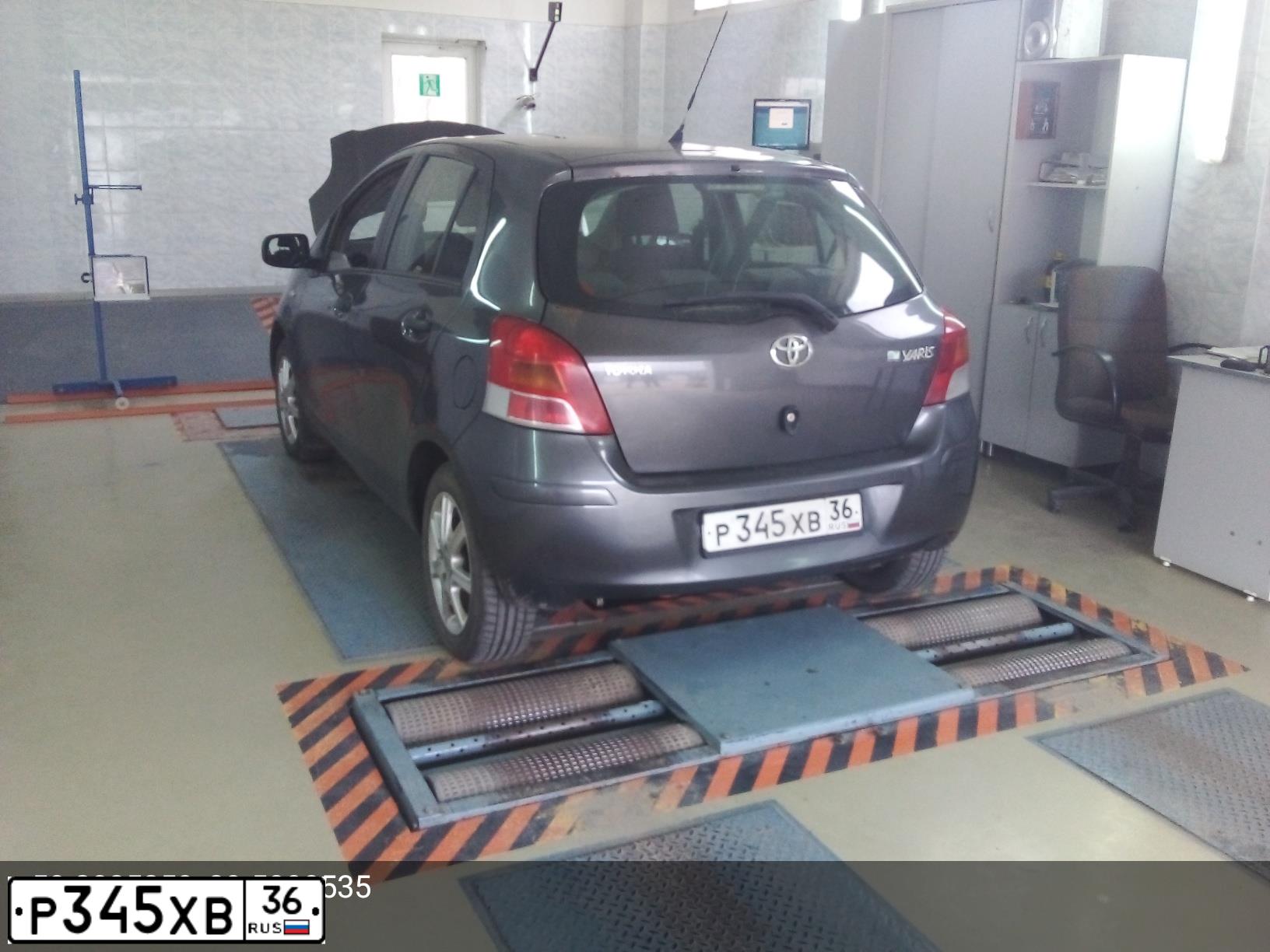 Фото автомобиля TOYOTA YARIS, 2009 — госномер Р345ХВ36. Цвет: ТЕМНО-СЕРЫЙ