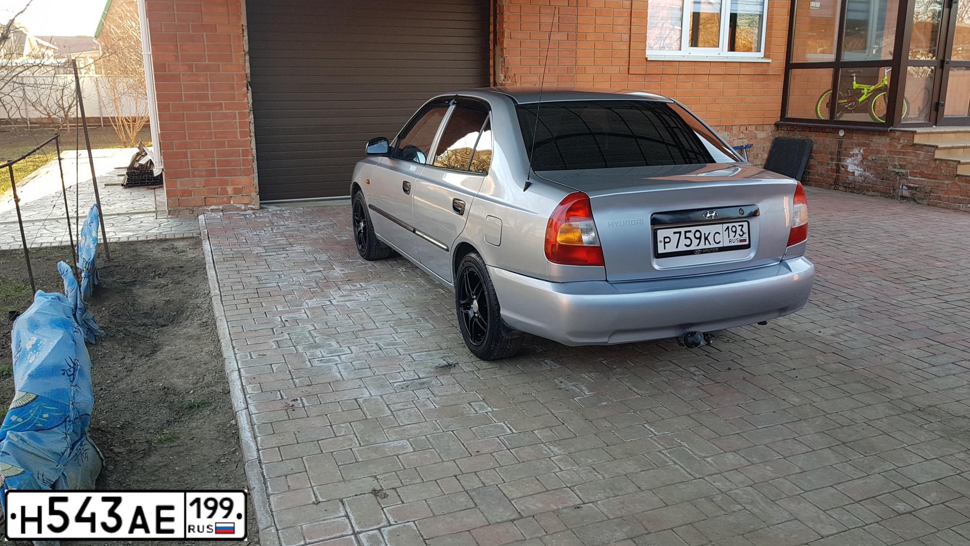 Фото автомобиля HYUNDAI ACCENT, 2007 — госномер Р759КС193. Цвет: Серебристый
