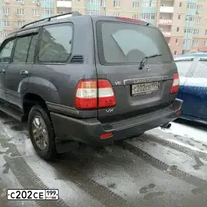 Фото автомобиля TOYOTA LANDCRUISER, 2007 — госномер С202СЕ199. Цвет: темно-серый