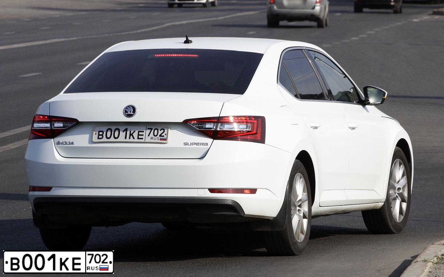 Фото автомобиля SKODA SUPERB, 2018 — госномер В001КЕ702. Цвет: Белый