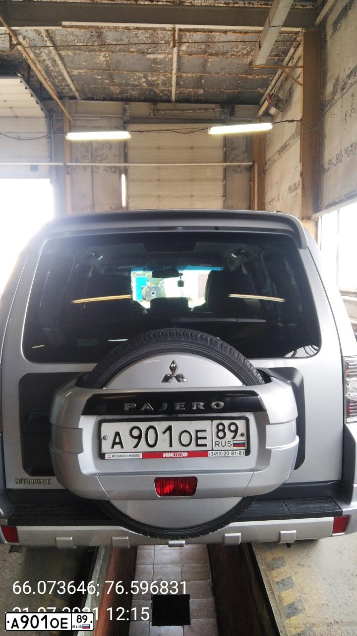Фото автомобиля MITSUBISHI PAJERO, 2012 — госномер А901ОЕ89. Цвет: СЕРЕБРИСТЫЙ