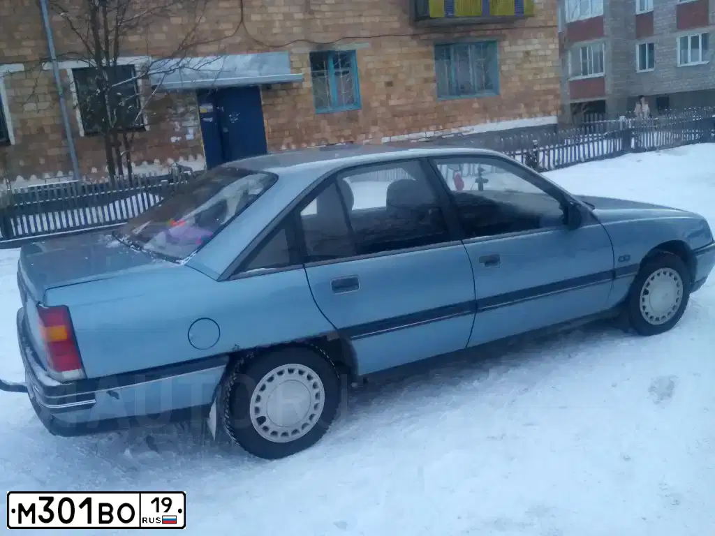 Фото автомобиля OPEL OMEGA, 1989 — госномер Р835СН70. Цвет: голубой