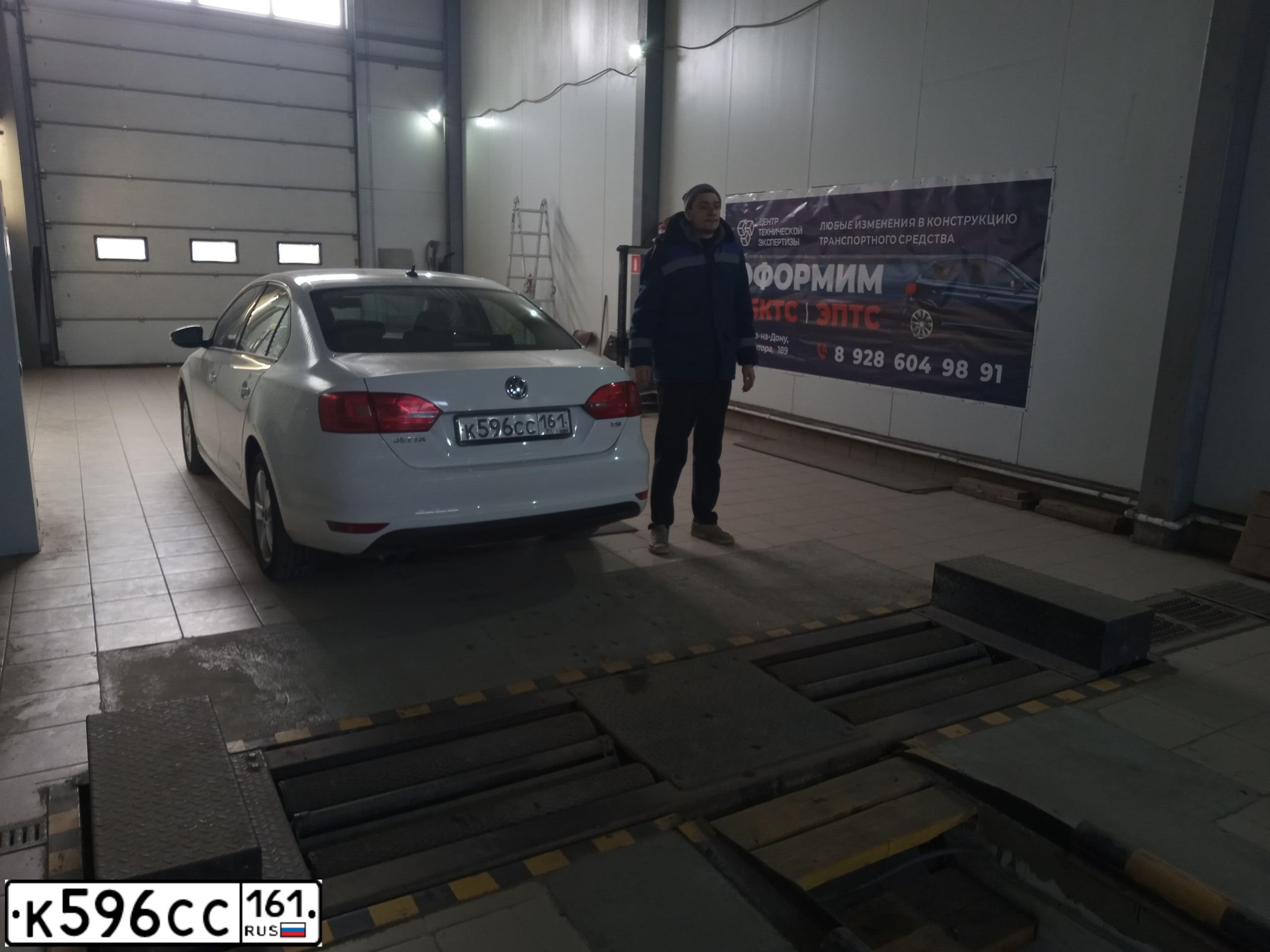 Фото автомобиля VOLKSWAGEN JETTA, 2013 — госномер К596СС161. Цвет: БЕЛЫЙ