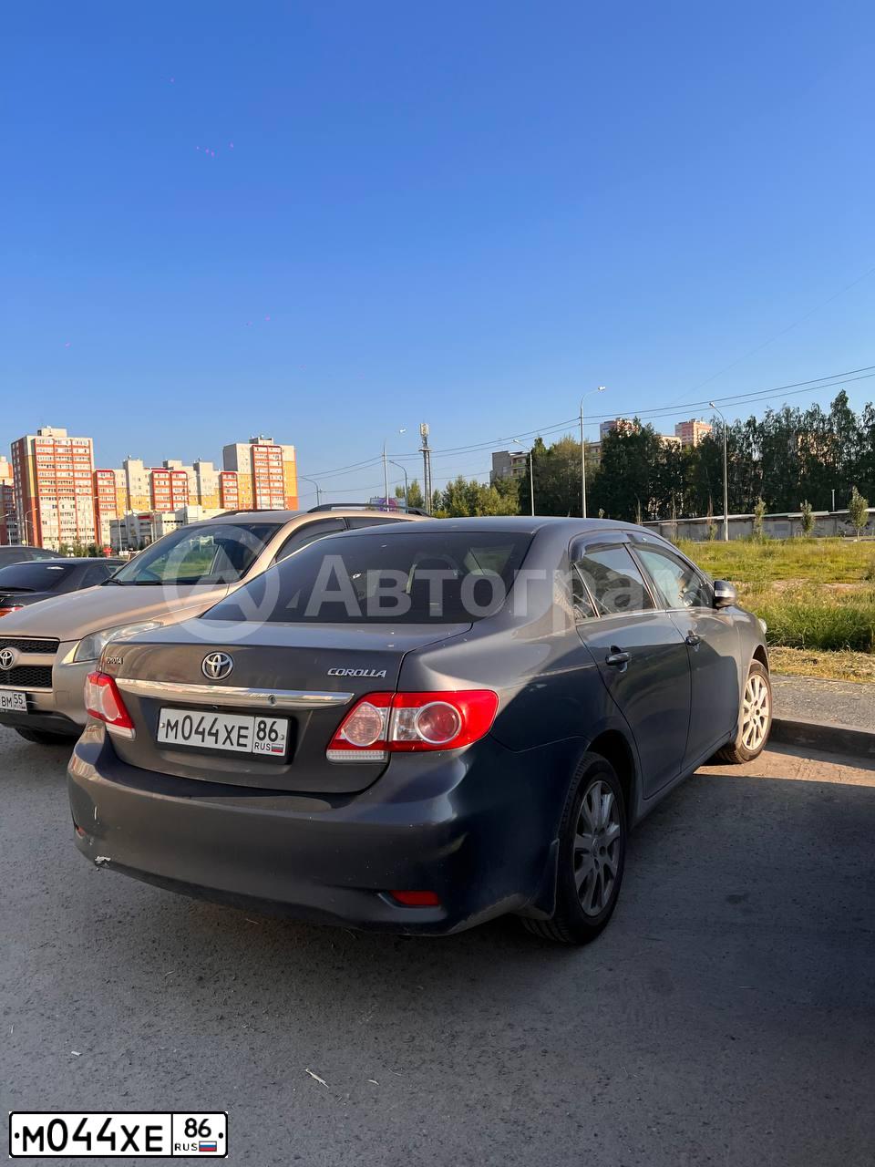 Фото автомобиля TOYOTA COROLLA, 2011 — госномер М044ХЕ86. Цвет: СЕРЫЙ