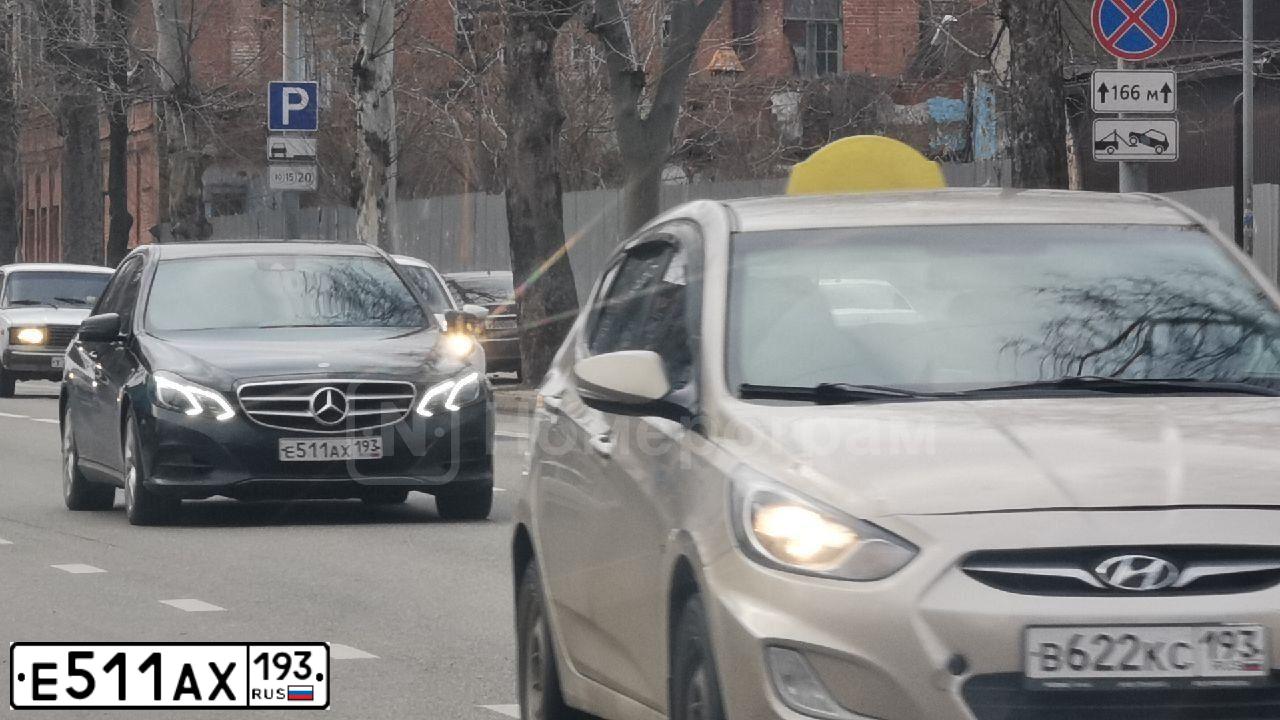 Фото автомобиля MERCEDES E-KLASSE, 2015 — госномер Е511АХ193. Цвет: ЧЕРНЫЙ