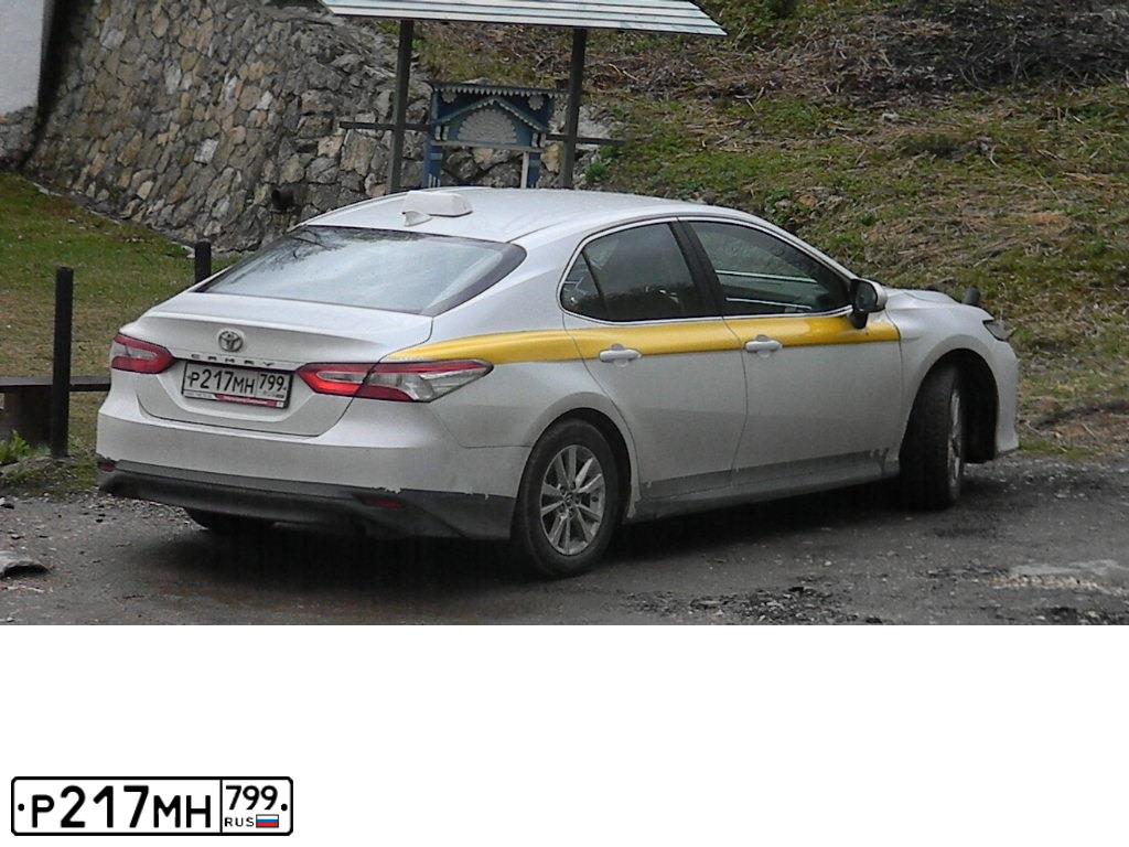 Фото автомобиля TOYOTA CAMRY, 2018 — госномер О214ВС977. Цвет: БЕЛЫЙ-ЖЕЛТЫЙ-СЕРЫЙ