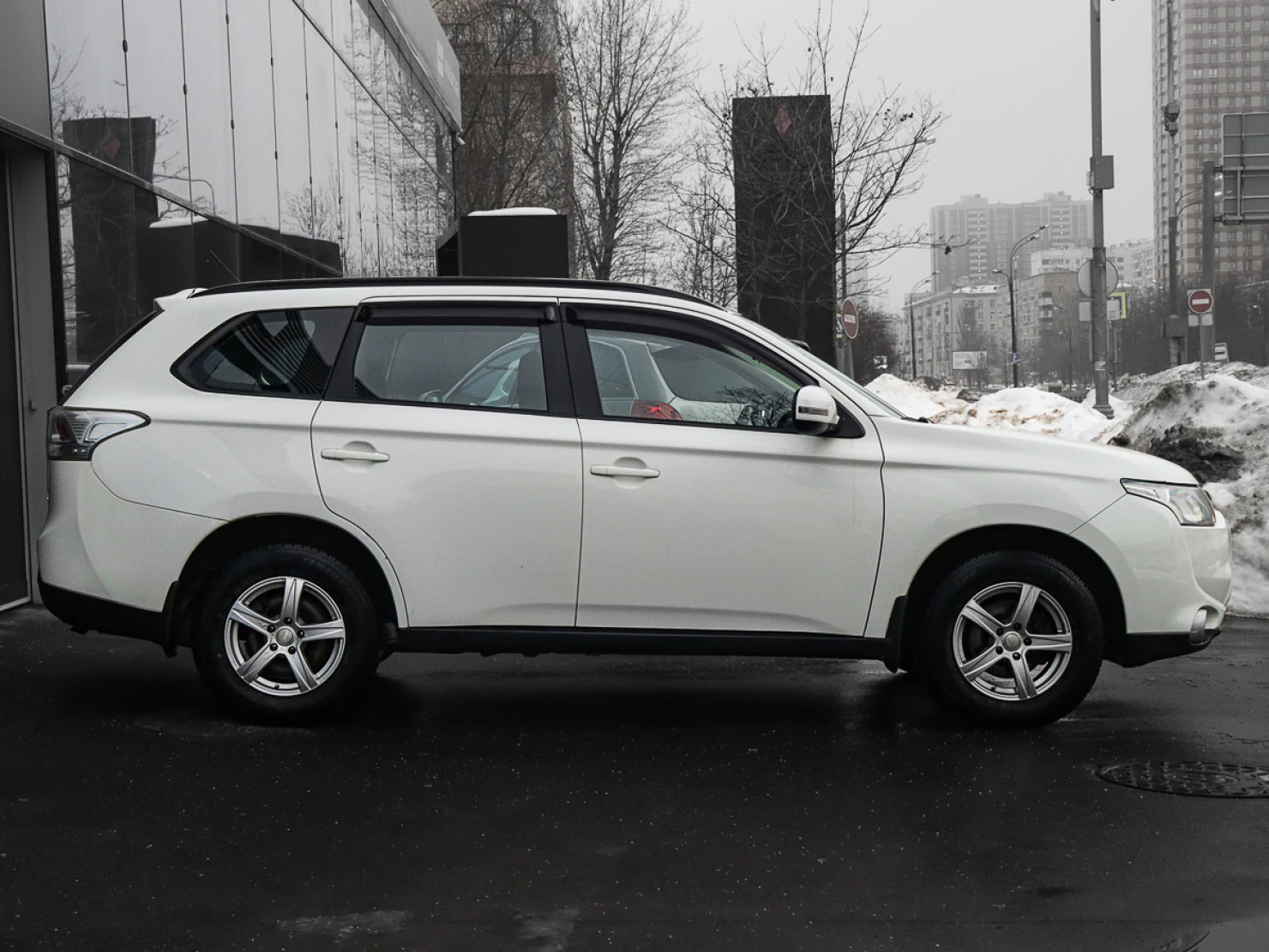 Фото автомобиля MITSUBISHI OUTLANDER, 2012 — госномер Н968ТК190. Цвет: БЕЛЫЙ