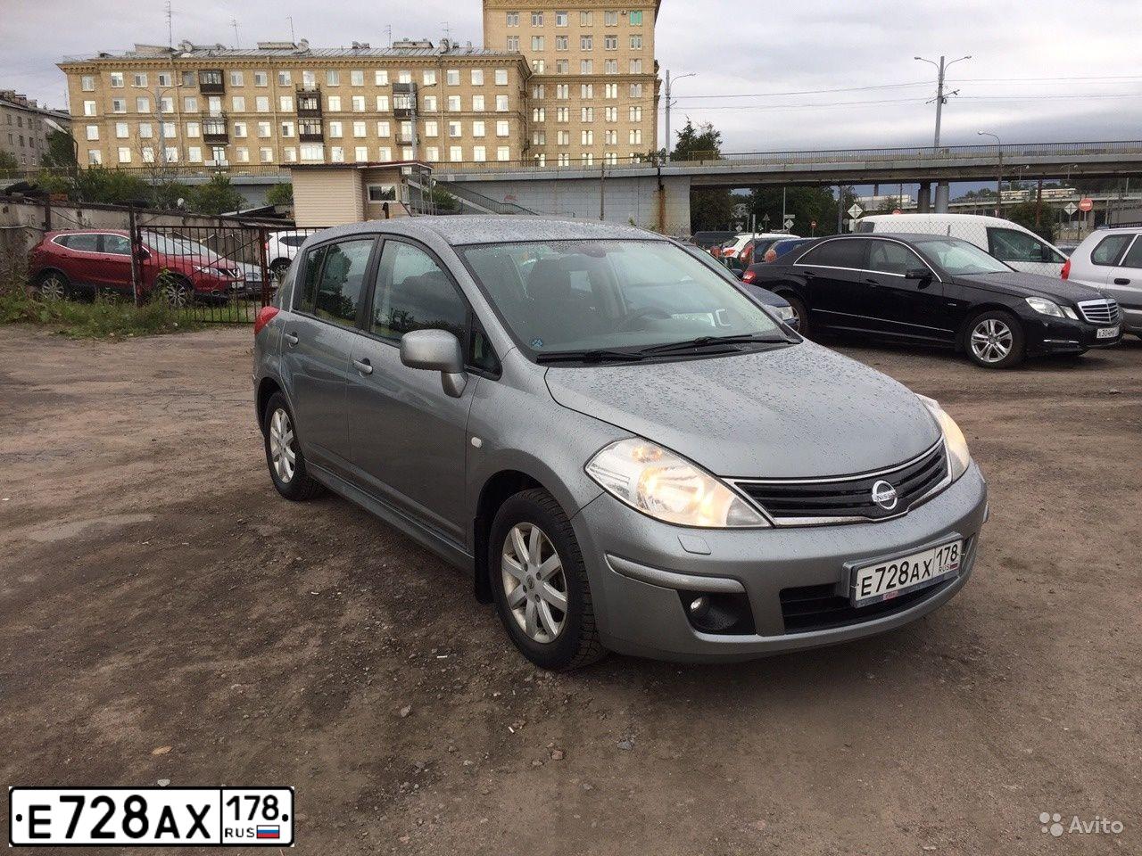 Фото автомобиля NISSAN TIIDA, 2010 — госномер Е728АХ178. Цвет: СЕРЫЙ